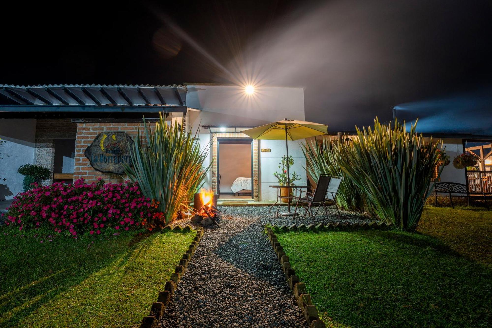 La Herradura Lodge サンタ・ロサ・デ・カバル エクステリア 写真